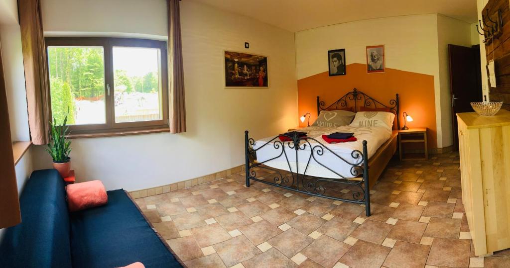 Soba s kovano posteljo in kavčem