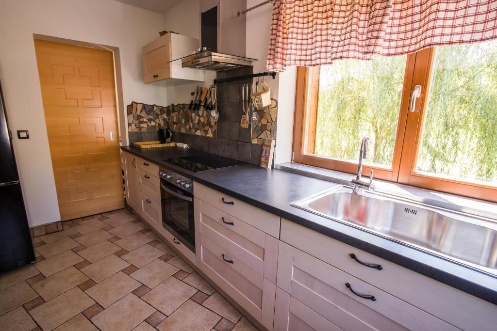Kuhinja z oknom in pogledom v zelenje
