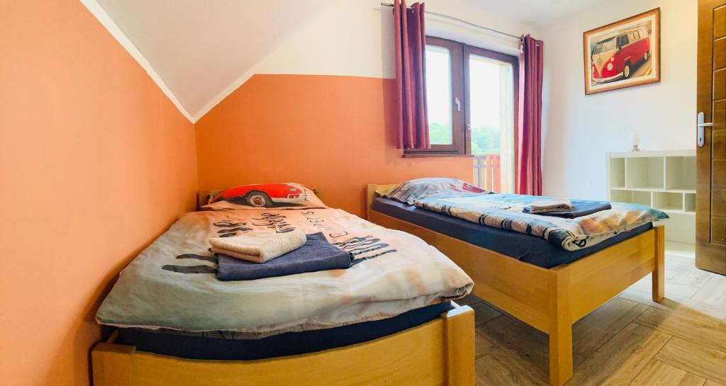 Soba z dvema posteljama in oknom