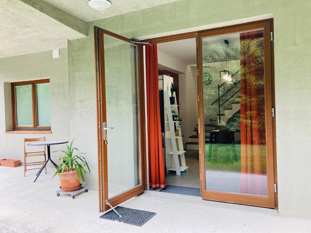 Steklena vhodna vrata apartmaja