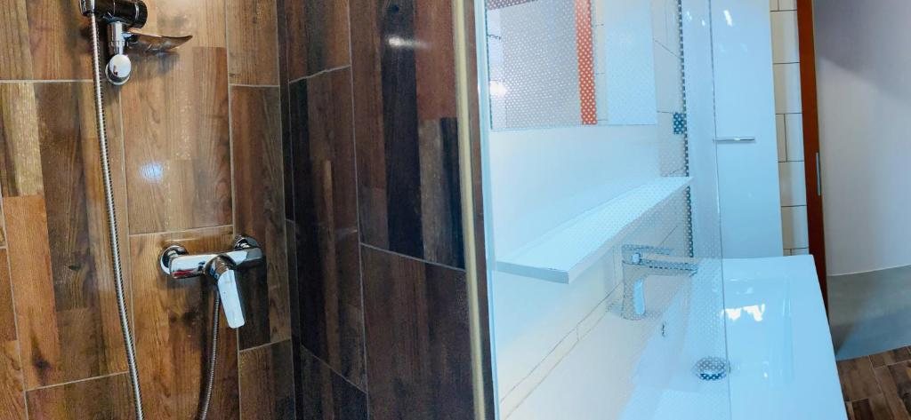 Tuš v kopalnici apartmaja