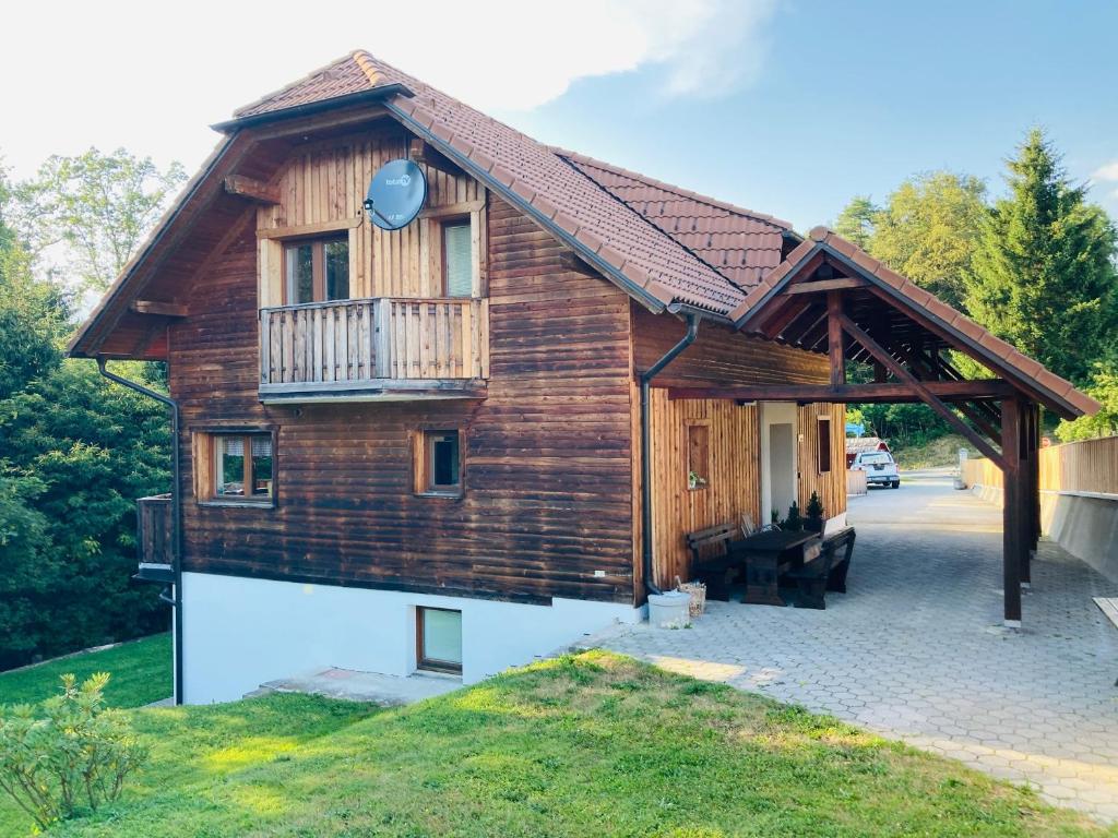 Lesena hiša Family House ob gozdnem robu v Ljubiji pri Mozirju